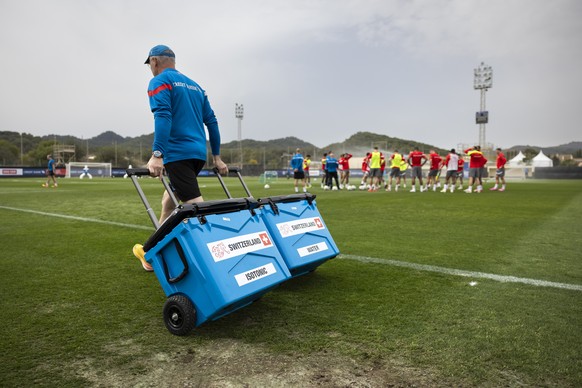 Materialwart Jean Benoit Schuepbach transportiert Kisten mit Wasser und isotonischen Getraenken waehrend einem Training, am Dienstag, 19. Maerz 2024 in Cartagena, Spanien. Die Schweizer Fussball Natio ...