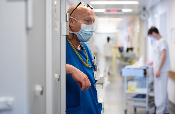 Ein Arzt im Kantonsspital La Carita in Locarno am Mittwoch, 11. Maerz 2020. Das La Carita Kantonsspital ist das medizinische Zentrum im Kanton Tessin zur Behandlung von Coronavirus Patienten. (KEYSTON ...