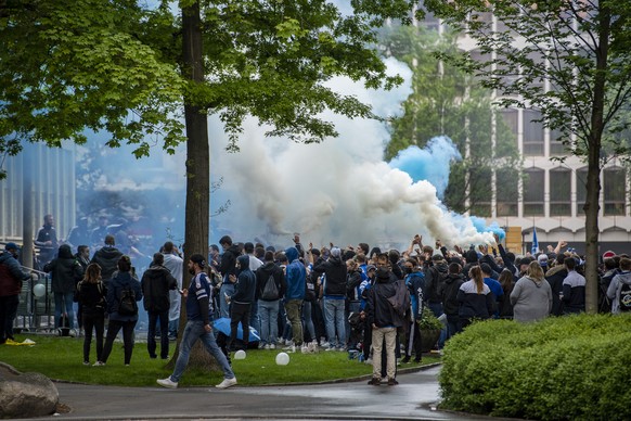 Fans des FC Luzern im Voegeligaertli Park in Luzern anlaesslich des Schweizer Cup Finals zwischen dem FC Luzern und dem FC St. Gallen, am Montag, 24. Mai 2021. Wegen der Corona-Pandemie koennen die Fa ...