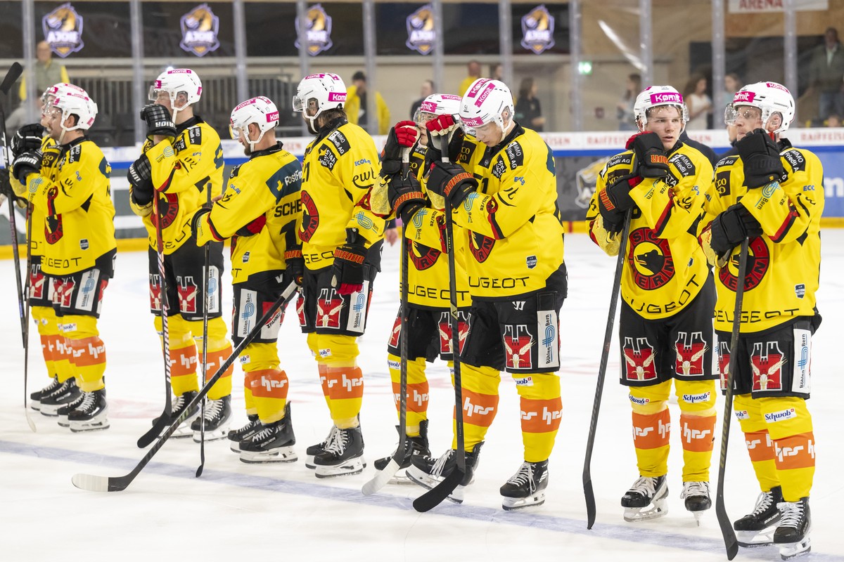 Berns enttaeuschte Spieler nach dem Qualifiaktionsspiel der Eishockey National League zwischen dem HC Ajoie und dem SC Bern in der Raiffeisen Arena in Porrentruy, am Samstag, 20. September 2025. (KEYS ...