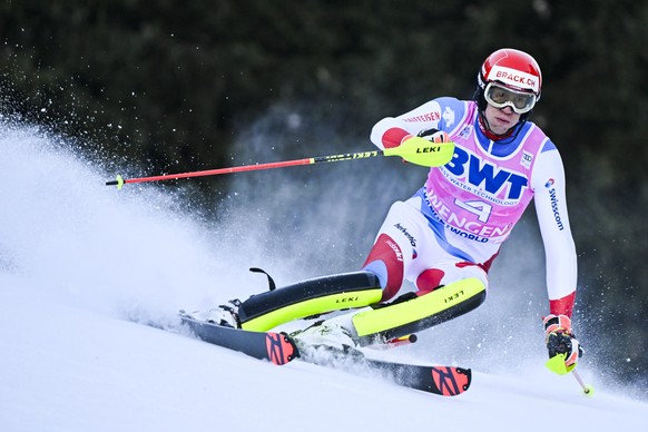 epa09688829 Ramon Zenhaeusern of Switzerland in action during the first run of the men&#039;s slalom race at the FIS Alpine Skiing Ski World Cup in Wengen, Switzerland, 16 January 2022. EPA/JEAN-CHRIS ...