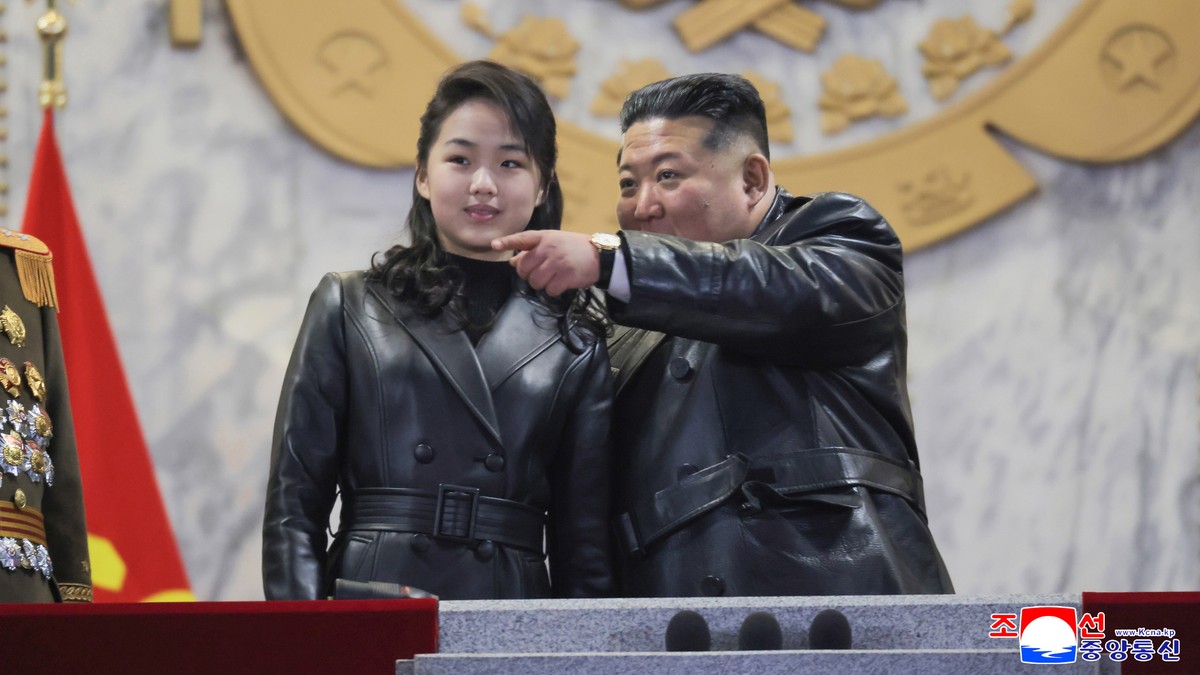 epa12777559 A photo released by the official North Korean Central News Agency (KCNA) shows North Korean leader Kim Jong Un (R) gesturing while his daughter Kim Ju Ae looks on during a military parade  ...
