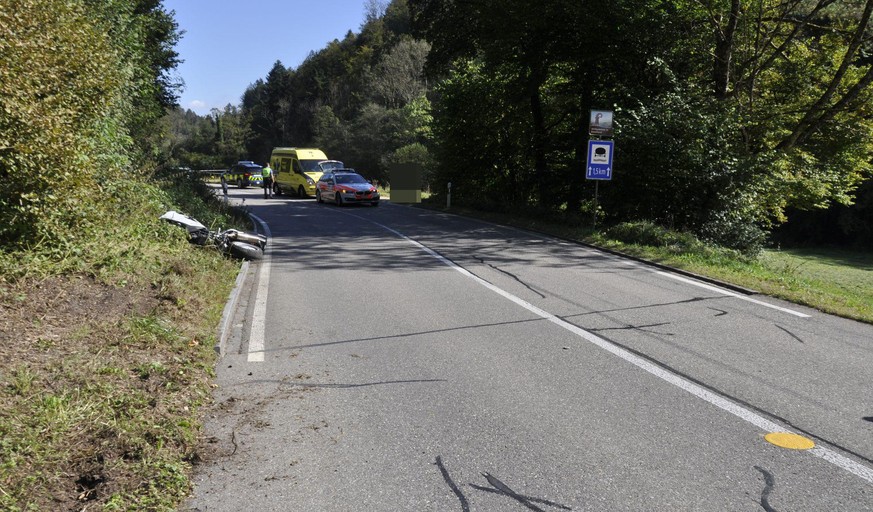 Personen, die Angaben zum Unfallhergang oder zur gesuchten Fahrzeuglenkerin, bzw. zum gesuchten Fahrzeuglenker machen können, werden gebeten, sich bei der Kantonspolizei Solothurn in Breitenbach zu me ...