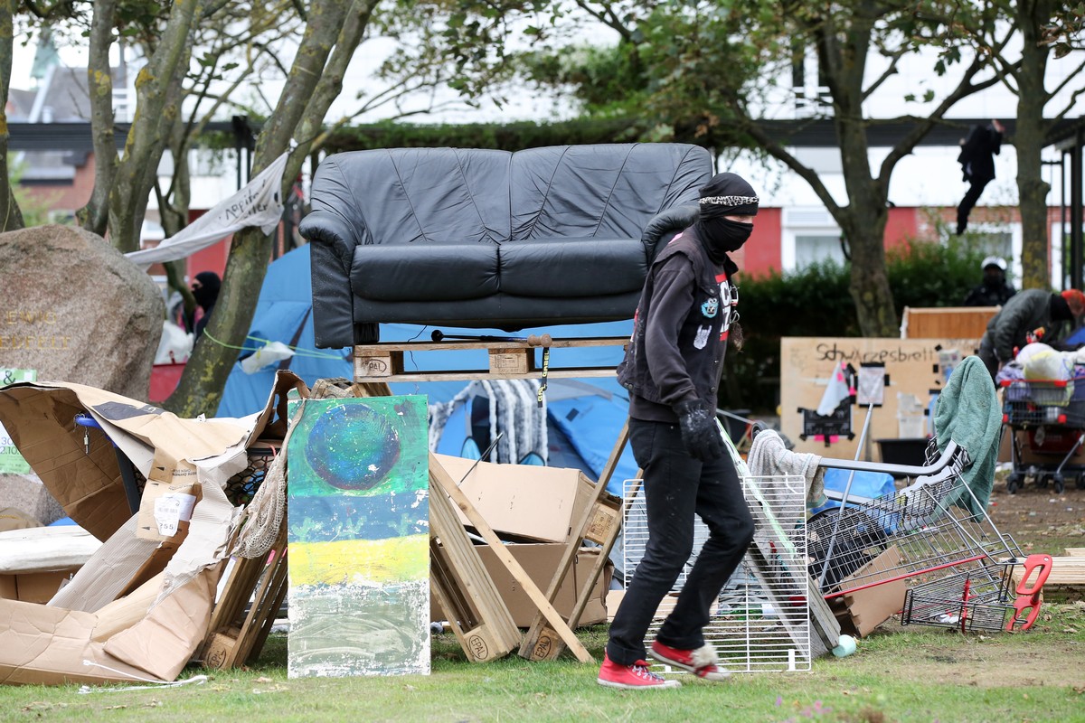 14.09.2022, Hamburg: Eine Couch stehen auf Paletten w