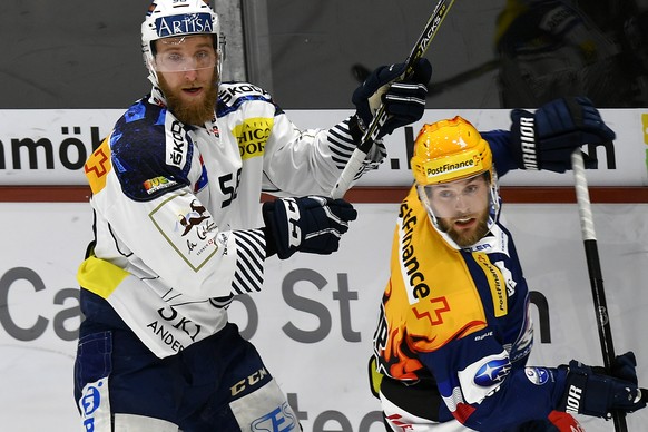 Der Zuercher Fredrik Pettersson, rechts, gegen den Tessiner Jesse Zgraggen, links, beim Eishockeyspiel der National League ZSC Lions gegen den HC Ambri-Piotta im Hallenstadion in Zuerich am Samstag,13 ...