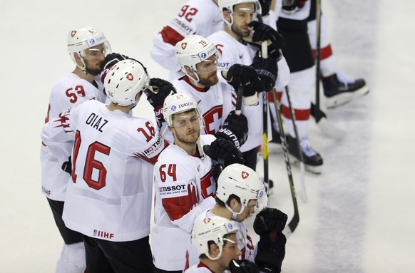 ARCHIVBILD --- ZUR ABSAGE DER EISHOCKEY-WM IN DER SCHWEIZ AUFGRUND DES CORONAVIRUS STELLEN WIR IHNEN FOLGENDES BILDMATERIAL ZUR VERFUEGUNG --- Switzerland players react at the end of the Ice Hockey Wo ...