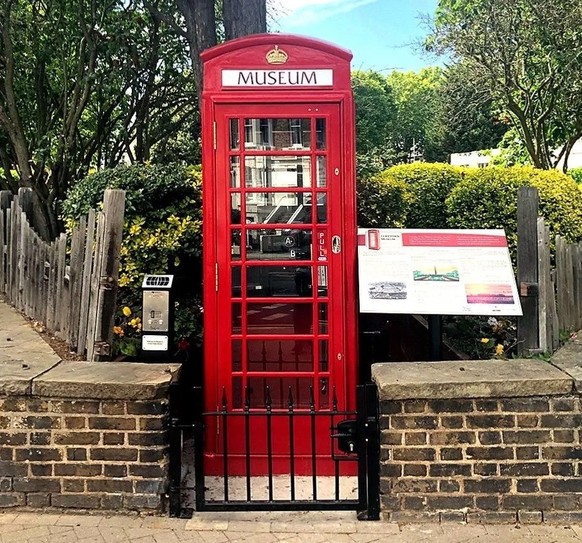 Rote Telefonzellen und ihre Umnützungen. 

https://www.redtelephonebox.com/