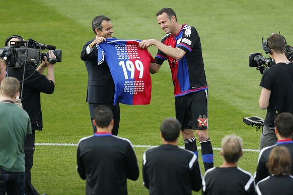 ARCHIV --- ZU DEN ANSTEHENDEN UMWAELZUNGEN BEIM FC BASEL STELLEN WIR IHNEN FOLGENDES BILD ZUR VERFUEGUNG --- Marco Streller erhaelt von Praesident Bernhard Heusler ein Trikot mit der Nummer 199 bei de ...