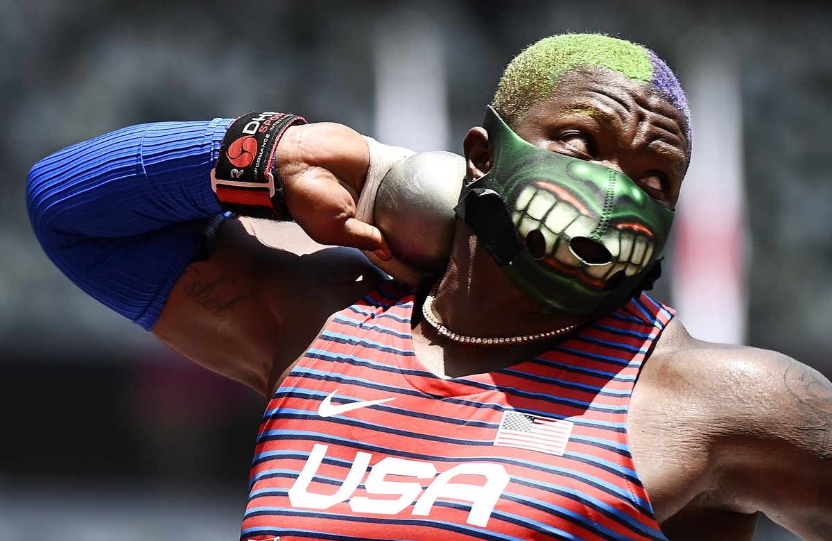epaselect epa09383732 Raven Saunders of the US competes in the Women's Shot Put Final during the Athletics events of the Tokyo 2020 Olympic Games at the Olympic Stadium in Tokyo, Japan, 01 August ...