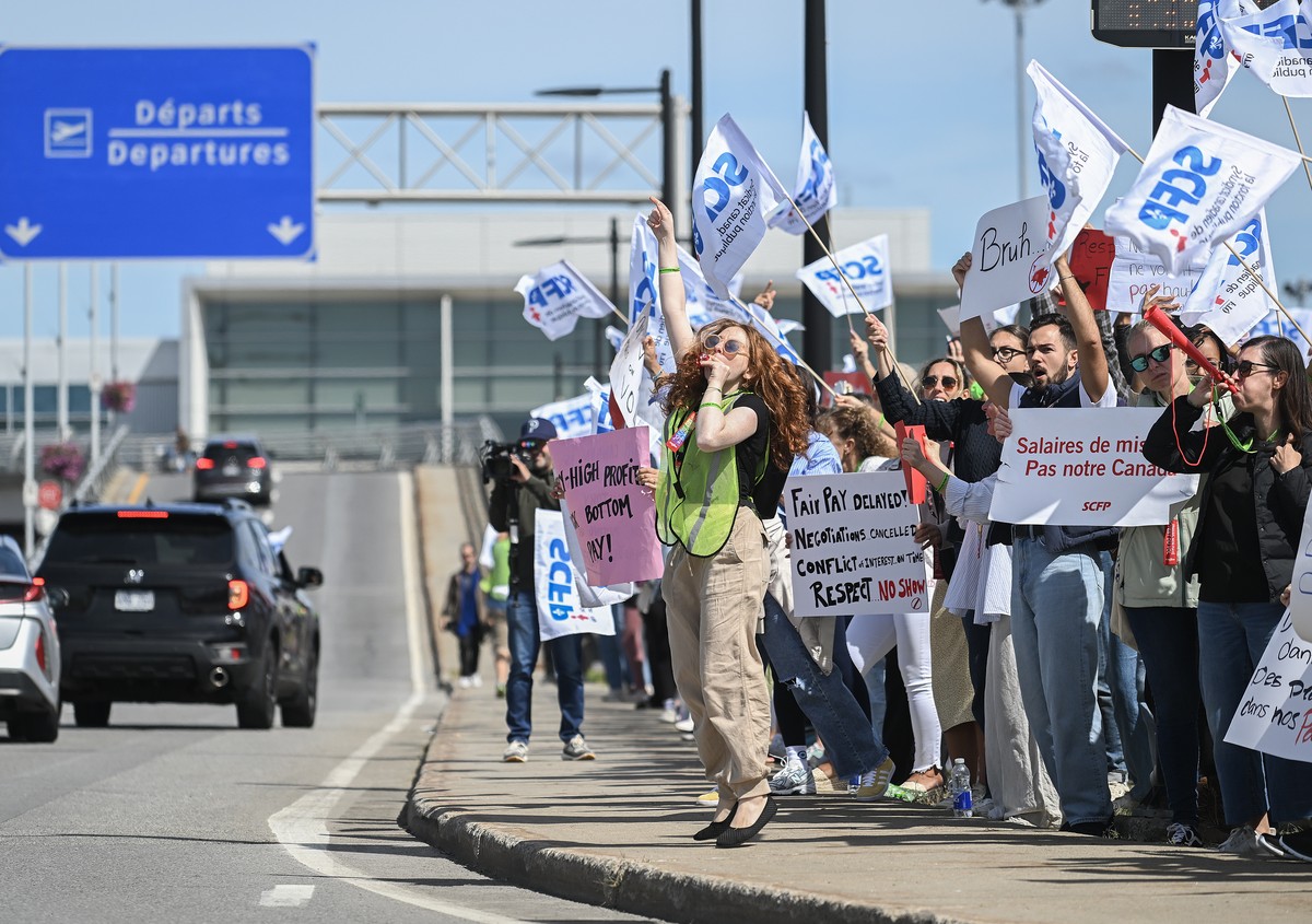 epa12308355 Air Canada flight attendants protest holding signs on the picket line at Montr