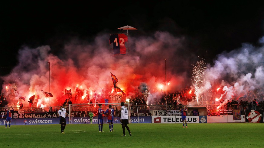Der zwölfte Mann: Die FCB-Fans tragen ihr Team oftmals zu Siegen, hier bei einem Spiel im Brügglifeld.