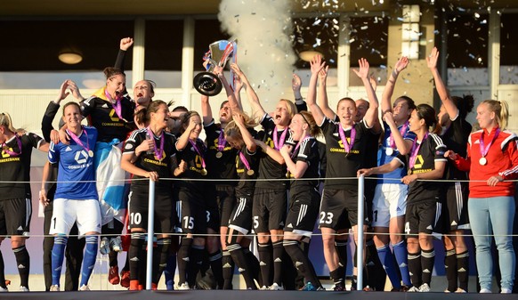 Kerstin Garefrekes (mi., F) streckt den Pokal in die Hoehe, Gruppenfoto, Teamfoto, Jubel, jubeln, Freude, Sieg, freuen, Erfolg, Cupsieger, Fussball Champions League Finale 2015 der Damen / 1.FFC Frank ...