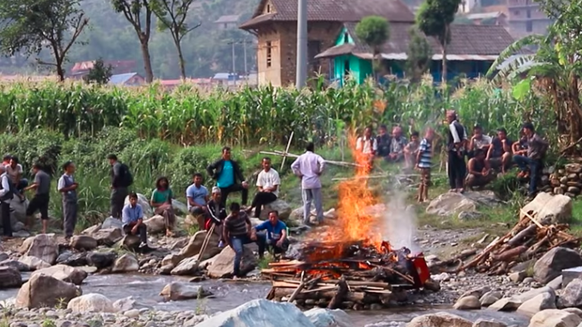 Ergreifend: In Nepal wird Abschied von einem in Katar verstorbenen Arbeiter genommen.