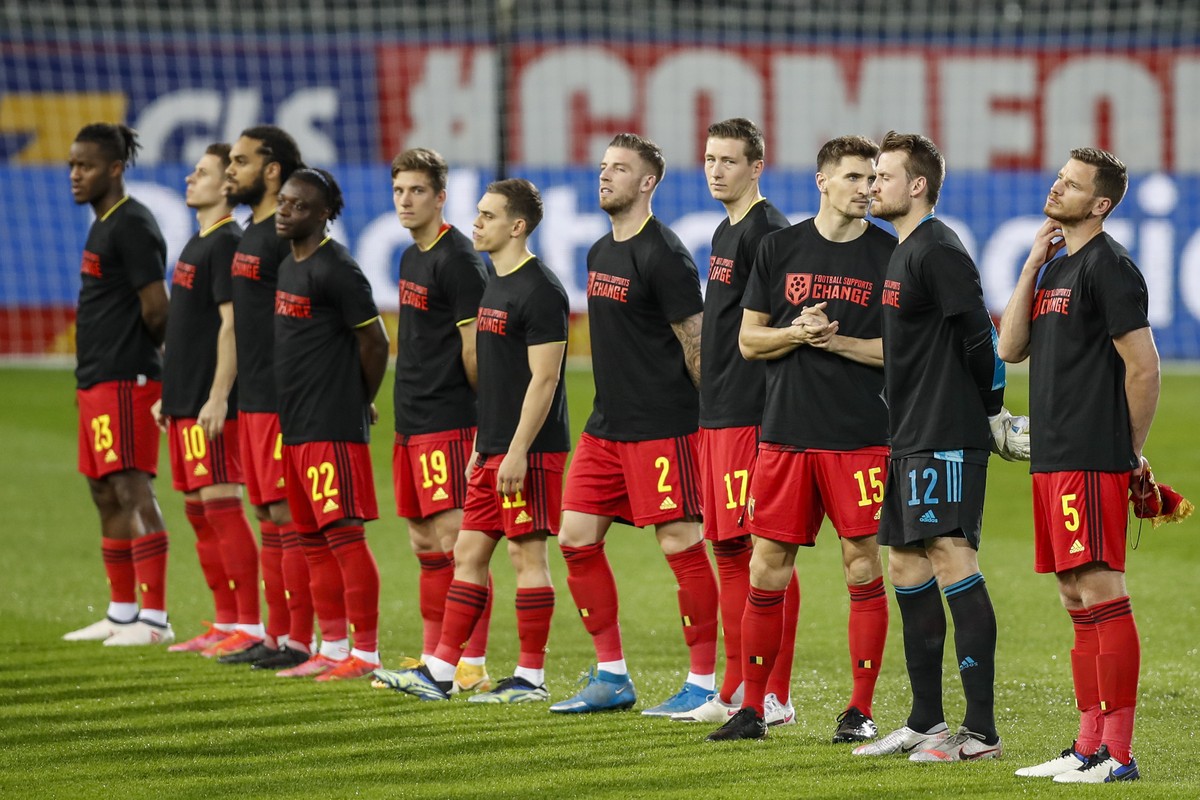 Belgium players wear a t-shirt reading: "Football supports change" prior of the World Cup 2022 group E qualifying soccer match between Belgium and Belarus at the King Power stadium in Leuven ...