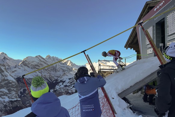 epa09684538 Austria&#039;s Vincent Kriechmayr prepares for the men&#039;s Downhill race of the FIS Alpine Skiing World Cup on the Lauberhorn in Wengen, Switzerland, 14 January 2022. The FIS World Ski  ...