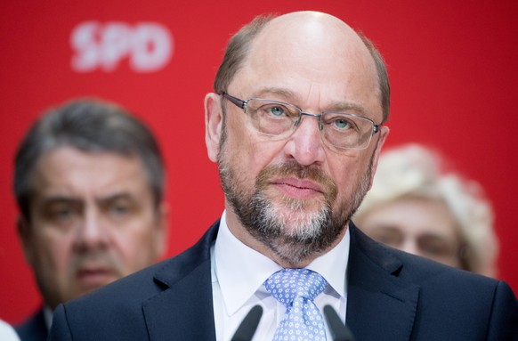 Der SPD-Kanzlerkandidat und Parteivorsitzende, Martin Schulz, spricht am 15.05.2017 in Berlin in der SPD-Parteizentrale nach der verlorenen Landtagswahl in Nordrhein-Westfalen, hinten Aussenminister S ...