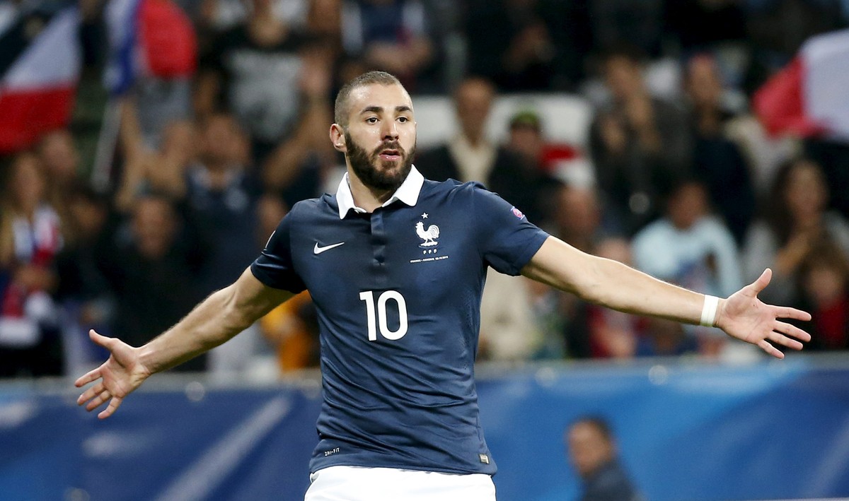 Es sind nicht die Tage von Benzema: Erst beim unerlaubten Autofahren erwischt, dann von der Polizei wegen einer möglichen Erpressung festgenommen.
