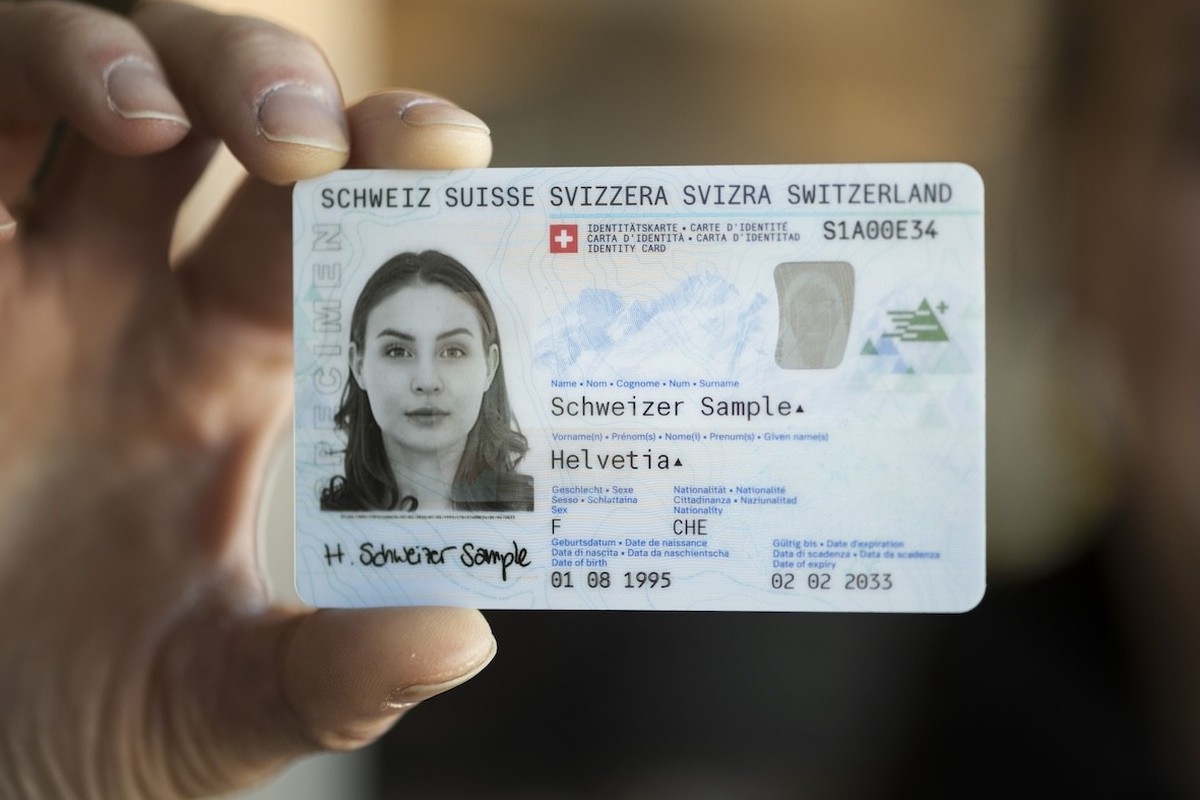 ***SYMBOLBILD/ MUSTER-IDENTITAETSKARTE*** Eine Person haelt eine Schweizer Identitaetskarte in der Hand, fotografiert am Donnerstag, 17. Februar 2023, in Bern. Ab dem 3. Maerz 2023 gibt es in der Schw ...