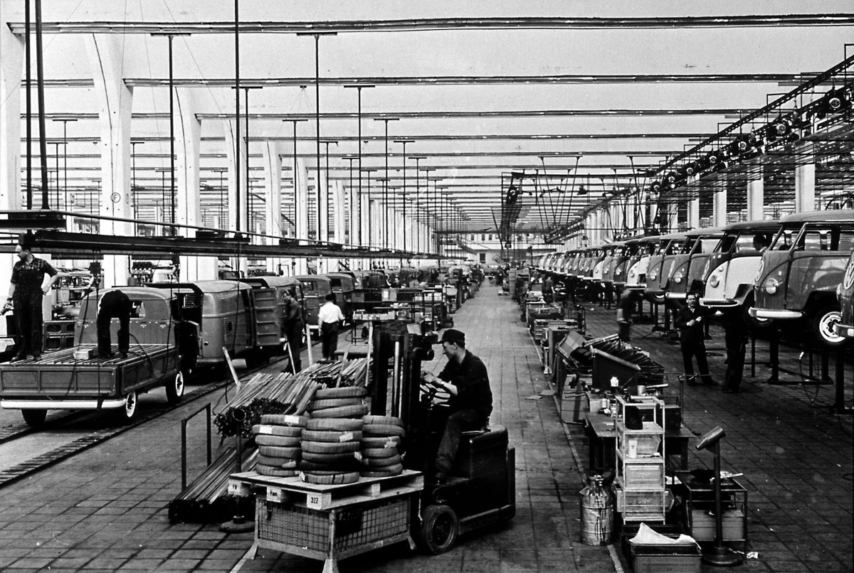 KPA64056.jpg /  VW Werk, 1962. VW Bus Fertigung in Hannover. MontagehalleVolkswagen Factory 1962. VW Bus production in Hannover. assembly hall||rights=ED Erich Andres *** Local Caption *** 006629 ...