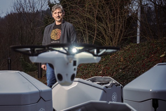 STALLIKON, 03.12.2025 - Alex Pachikov, Co-Gründer von Sunflower Labs mit den Drohen und den sogenannten "Hive", also der "Garage" der Drohne, fotografiert vor dem Bürogebäude der F ...