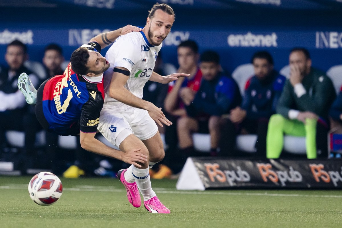 Dominik Schmid (FCB), gauche, lutte pour le ballon avec Raoul Giger (LS), droite, lors de la rencontre de football de Super League entre FC Lausanne-Sport et FC Basel 1893 le vendredi 10 mai 2024 au s ...