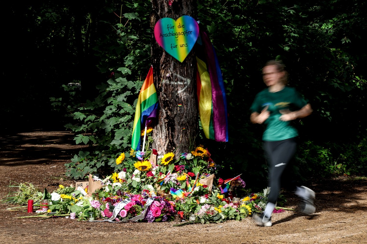 epaselect epa13135225 A runner passes by a mourning site near the scene where a vehicle plowed into a crowd on the sideline of the Christopher Street Day (CSD) parade in Berlin, Germany, 27 July 2026. ...