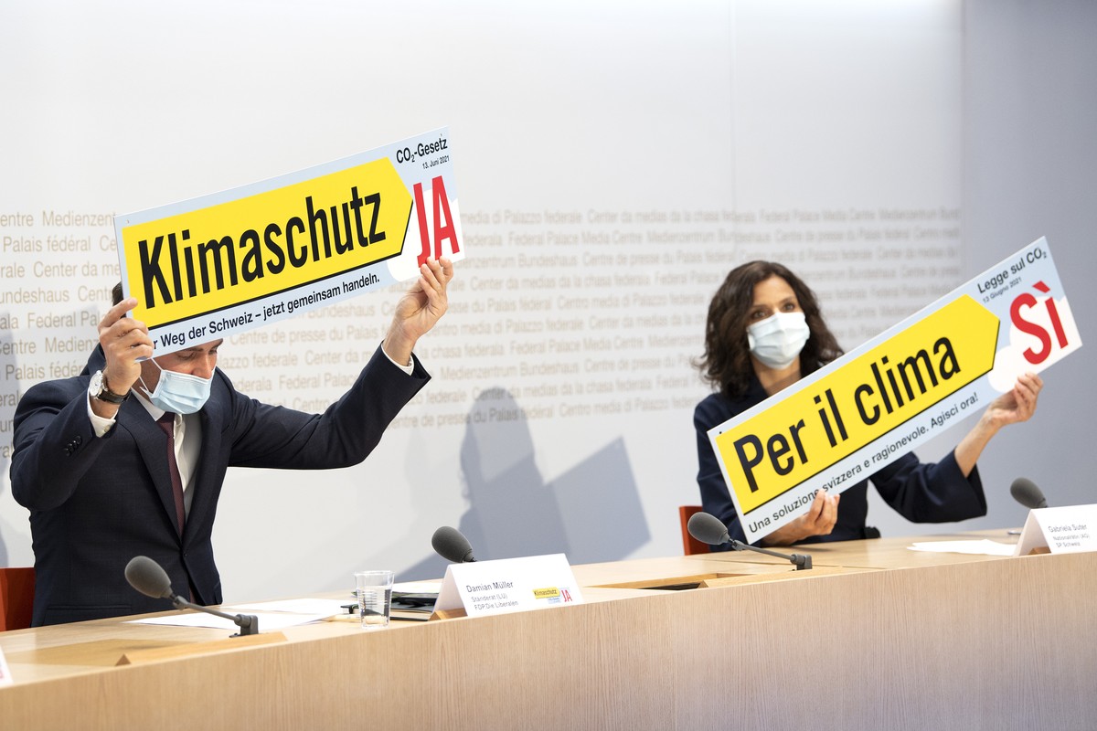 Staenderat Damian Mueller, FDP-LU, links, und Nationalraetin Gabriela Suter, SP-AG, vom Ja Komitee zum CO2 Gesetz praesentieren ein Plakat und sprechen an einer Medienkonferenz, am Dienstag, 27. April ...