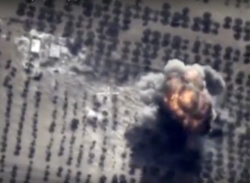 Aufnahmen des russischen Verteidigungsministeriums zeigen einen Luftschlag in der Provinz Idlib, die vorwiegend von der islamistisch dominierten Dschaisch-al-Fatah-Allianz kontrolliert wird.<br data-editable="remove">