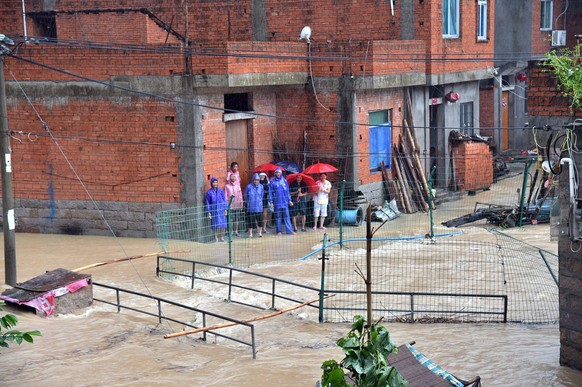 Dorfbewohner in Chengli, in der Provinz Ningde im Südosten Chinas: Der Taifun «Soudelor» hat in China und Taiwan Schäden in Millionenhöhe angerichtet.