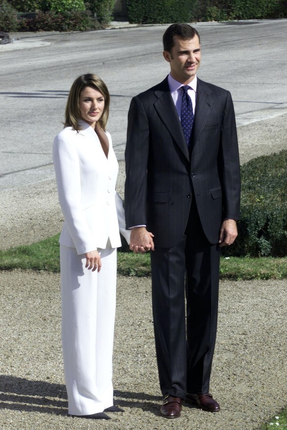 Dass Letizia bei ihrer Verlobung mit Felipe einen Hosenanzug trug, war im protokollhörigen Spanien ein Riesenskandal.