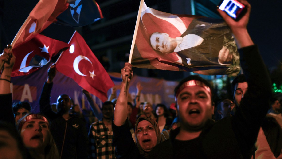 epa10628751 Supporters of Turkish presidential candidate Kemal Kilicdaroglu, leader of the opposition Republican People's Party (CHP), shout slogans before the release of official election result ...