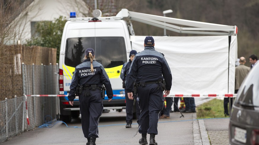 ZUM PROZESSBEGINN DES VIERFACHMORDES IN RUPPERSWIL STELLEN WIR IHNEN AM DONNERSTAG, 8. MAERZ 2018, FOLGENDES BILDMATERIAL ZUR VERFUEGUNG - Polizisten unterwegs auf der Lenzhardstrasse in Rupperswil AG ...