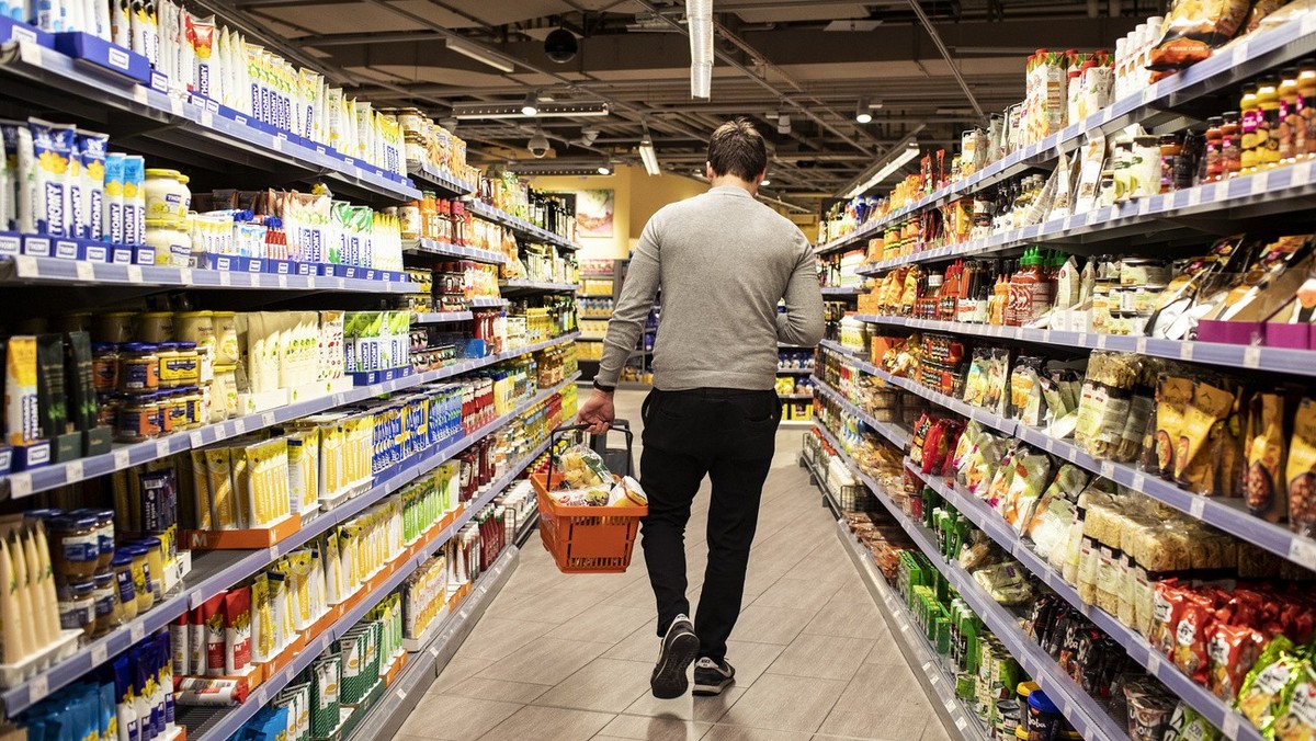 Freiwilligenhelfer Niccolo Brunetti erledigt einen Einkauf via der "Amigos-App" in der Migros am Limmatplatz, am Freitag, 17. April 2020, in Zuerich. Die Migros und Pro Senectute bieten mit  ...