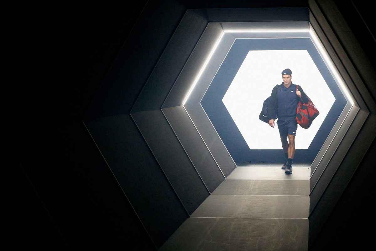 Roger «007» Federer kommt auf den Court.