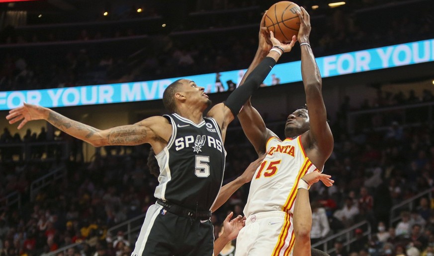 NBA, Basketball Herren, USA San Antonio Spurs at Atlanta Hawks, Feb 11, 2022 Atlanta, Georgia, USA San Antonio Spurs guard Dejounte Murray 5 and Atlanta Hawks center Clint Capela 15 reach for a reboun ...