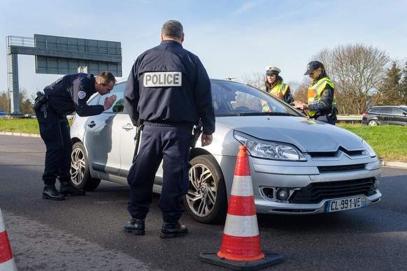epa05024333 German and French police check a car coming from France at the French-German border crossing Goldene Bremm near Saarbruecken, Germany, 14 November 2015. The French government declared a st ...