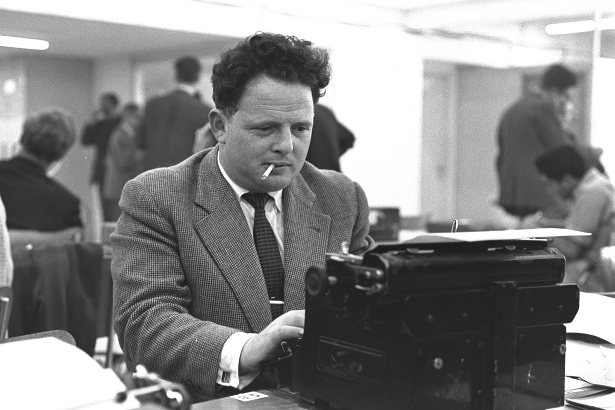 JOURNALIST YOSEF (TOMMY) LAPID WHO IS COVERING THE TRIAL OF NAZI WAR CRIMINAL ADOLF EICHMANN FOR THE DAILY "MA'ARIV", BUSY AT WORK AT THE BEIT HA'AM PRESS ROOM.