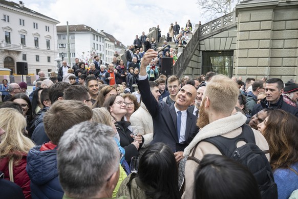 Bundespraesident Alain Berset posiert mit der Bevoelkerung nach der woechentlichen Sitzung mit dem Bundesrat ausserhalb des Bundeshauses, aufgenommen am Mittwoch, 26. April in Winterthur. Im Anschluss ...