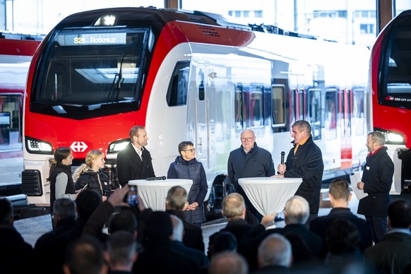 Die Schuelerinnen Pascale Baumgartner, links, und Lynn Heiniger, 2. links, stellen am Nationalen Zukunftstag Fragen an Peter Spuhler, Verwaltungsratspraesident der Stadler Rail, 2. rechts, neben Yves  ...