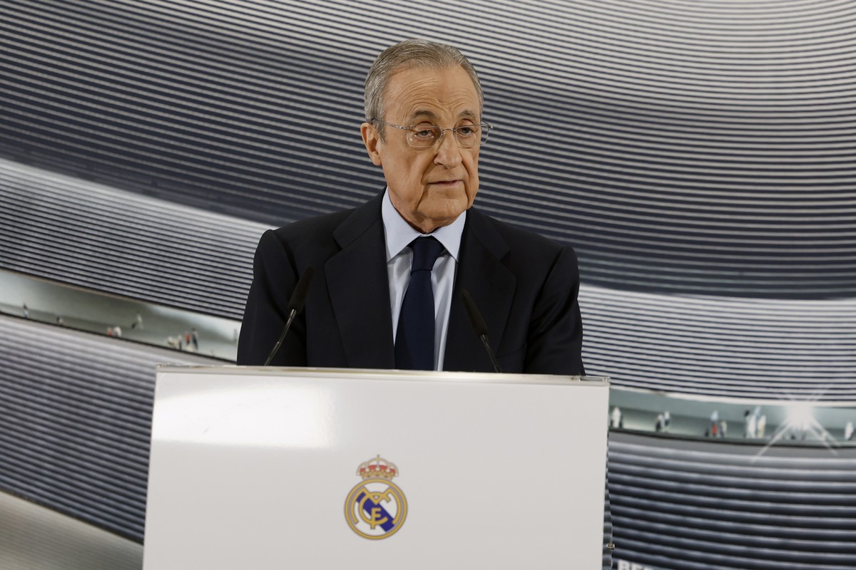epa11028743 Real Madrid's president Florentino Perez delivers a speech during the traditional Christmas reception to the media in Madrid, central Spain, 14 December 2023. EPA/JUANJO MARTIN