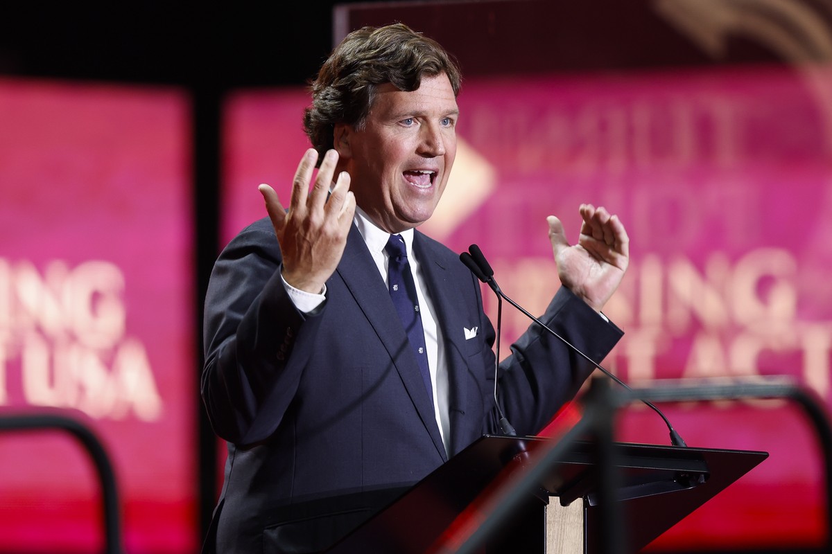 epa12397016 US media personality Tucker Carlson speaks during the public memorial service of political activist Charlie Kirk at State Farm Stadium in Glendale, Arizona, USA, 21 September 2025. Kirk wa ...