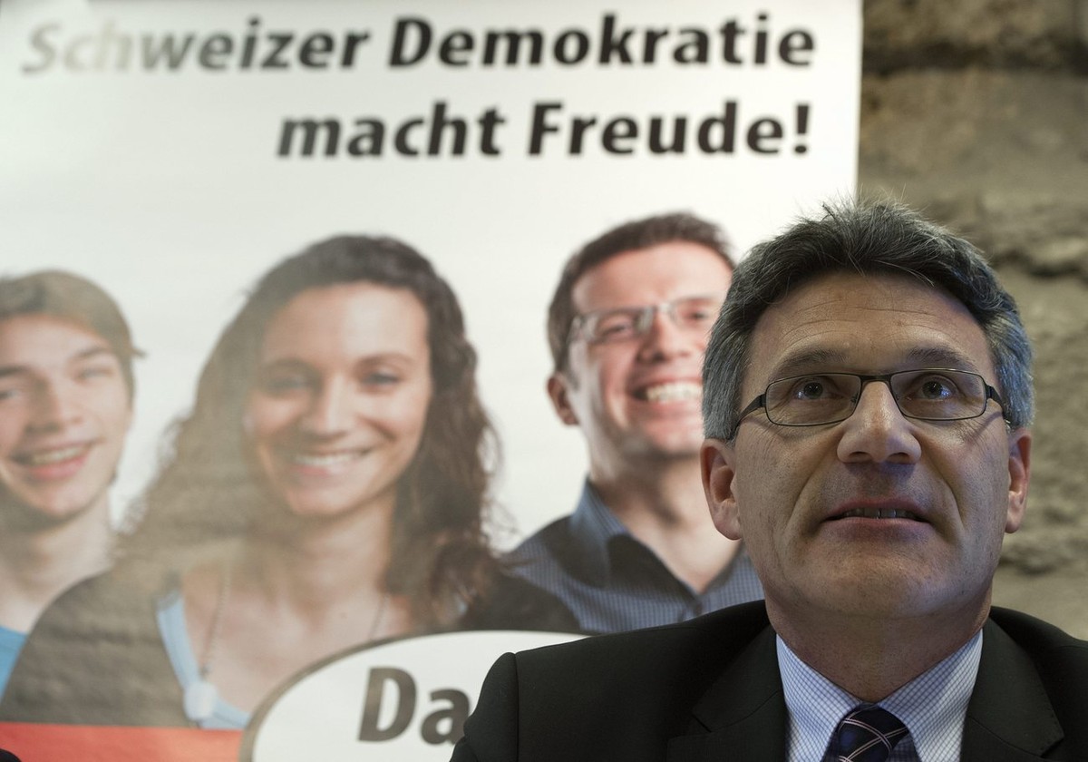 Pirmin Schwander vor einem Plakat für die gescheiterte Staatsvertrags-Initiative.