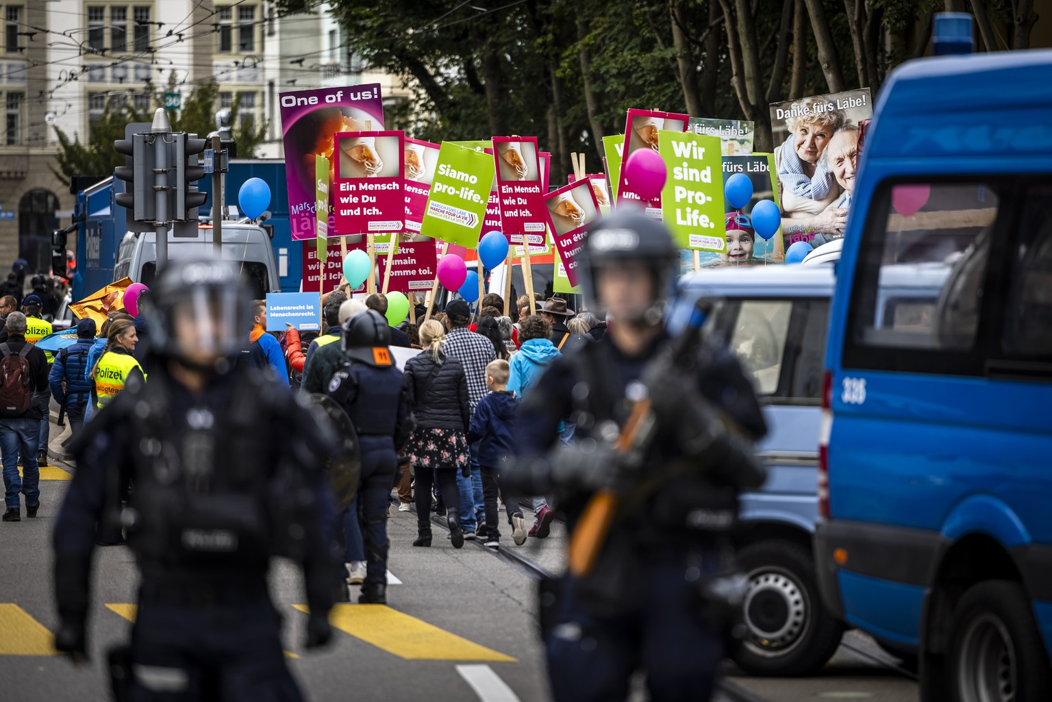 Einsatzkraefte der Polizei sichern die Umzugsroute der Abtreibungsgegner die an der &quot;Marsch fuers Laebe&quot; Kundgebung teilnehmen, am Samstag, 14. September 2024 in Zuerich Oerlikon. (KEYSTONE/ ...