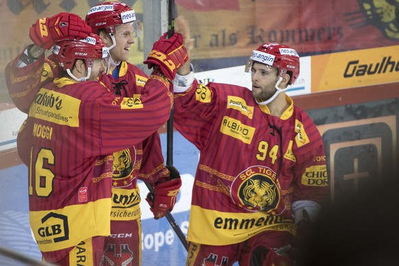 Tigers Claudio Moggi, Torschuetze zum 1:0 jubelt mit Eero Elo, und Rob Schremp, von links, waehrend dem Eishockey National League A Spiel zwischen den SCL Tigers und dem SC Bern, am Samstag, 15. Oktob ...