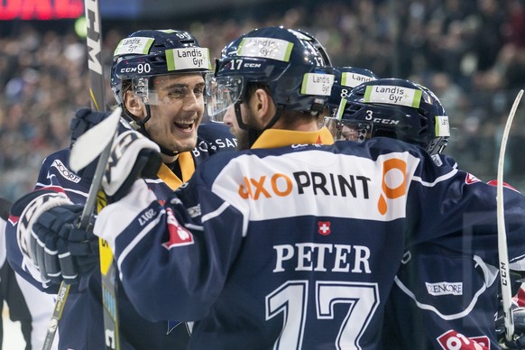 Die Zuger mit Tobias Fohrler, links, und Emanuel Peter, rechts, jubeln nach einem Tor waehrend dem Eishockey-Meisterschaftsspiel der National League A zwischen dem EV Zug und dem HC Davos am Dienstag, ...