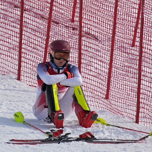 Mikaela Shiffrin, of the United States sits on the side of the course after skiing out in the first run of the women&#039;s slalom at the 2022 Winter Olympics, Wednesday, Feb. 9, 2022, in the Yanqing  ...