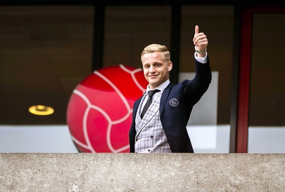 epa07512659 Ajax Amsterdam player Donny van de Beek greets fans upon his arrival to the Johan Cruijff ArenA in Amsterdam, The Netherlands, 17 April 2019. The team won on the previous day 2-1 against J ...