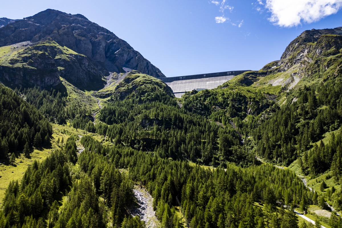 Une vue de l'eboulement de roches, a gauche, proche du barrage de la Grande Dixence le jeudi 17 juillet 2025 depuis Pralong sur la commune d'Heremence en Valais. La Commune d'Heremence  ...