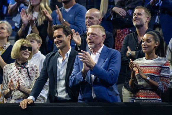 22.09.2024, Berlin: Tennis: Laver Cup, Doppel, Herren, Alcaraz/Ruud (Spanien/Norwegen) - Shelton/Tiafoe (beide USA), Uber Arena. Anna Wintour (l-r), Roger Federer, Boris Becker und seine Frau Lilian d ...
