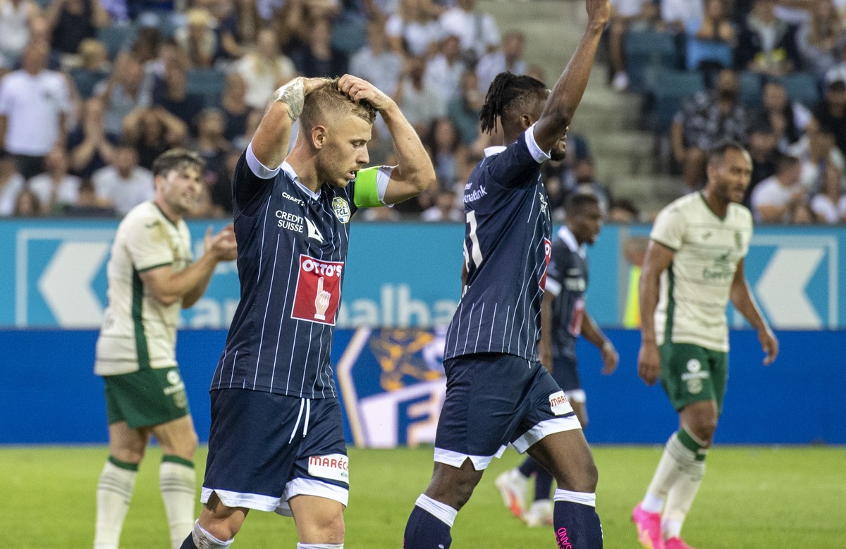 Max Meyer, left, from Luzern reacts at the Conference League game between Switzerlands`s FC Luzern against Hibernian Edinburgh from Scotland at the Conference League Qualification round 3, Thursday, A ...